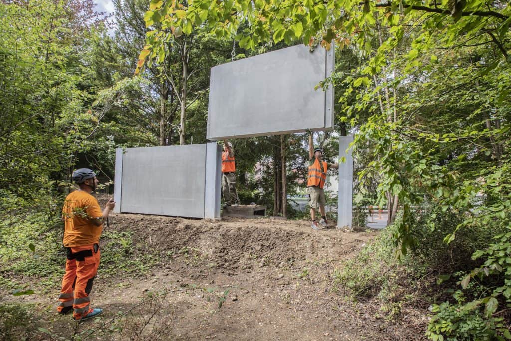 Betonwand wird in Garten eingesetzt