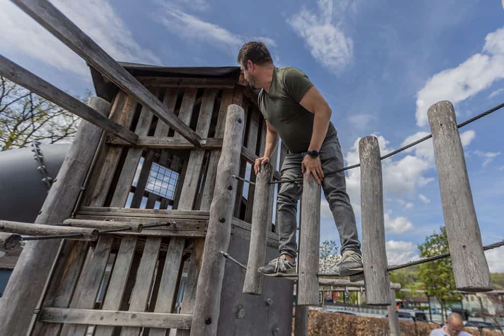 erwachsener auf spielplatz