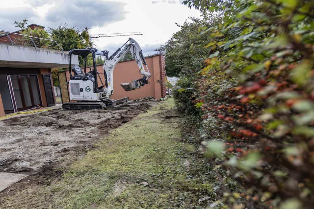 Göldi AG Bagger im Privatgarten