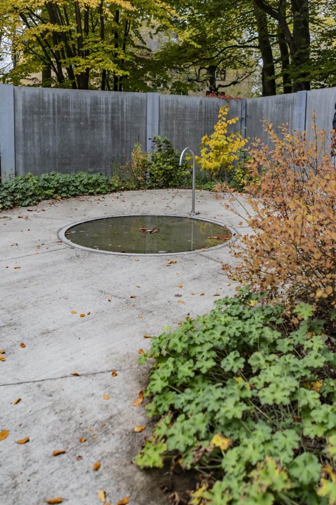 Schöner Garten mit Betonfundament